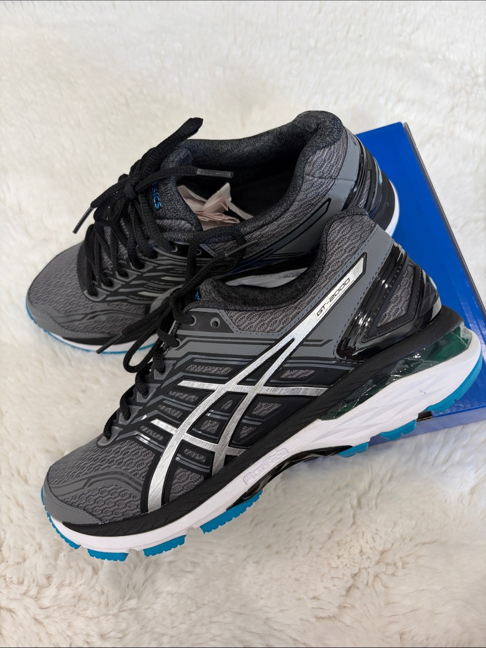 ASICS Men's Gray and Black Athletic Running Shoes with Blue Accents,Size 7.